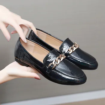 Britský dizajnér krokodíla vzor kožené topánky, kovové reťaze bytov ženy kolo prst japanned kožené mokasíny ženy espadrily
